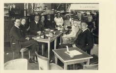 604446 Afbeelding van een gezelschap aan tafeltjes in Heck's Lunchroom (Potterstraat 2) te Utrecht.